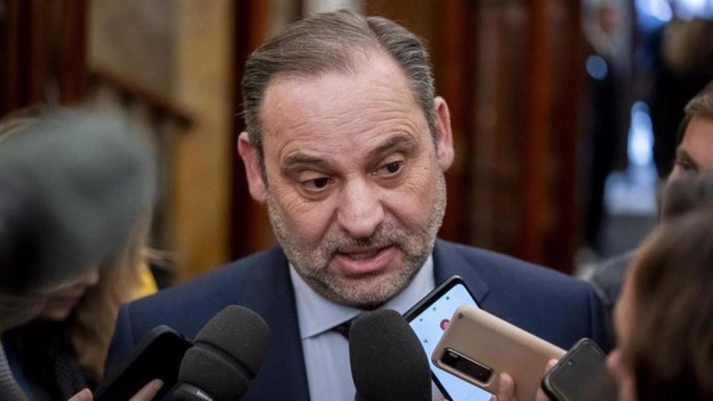El exministro de Transportes José Luis Ábalos en los pasillos del Congreso.