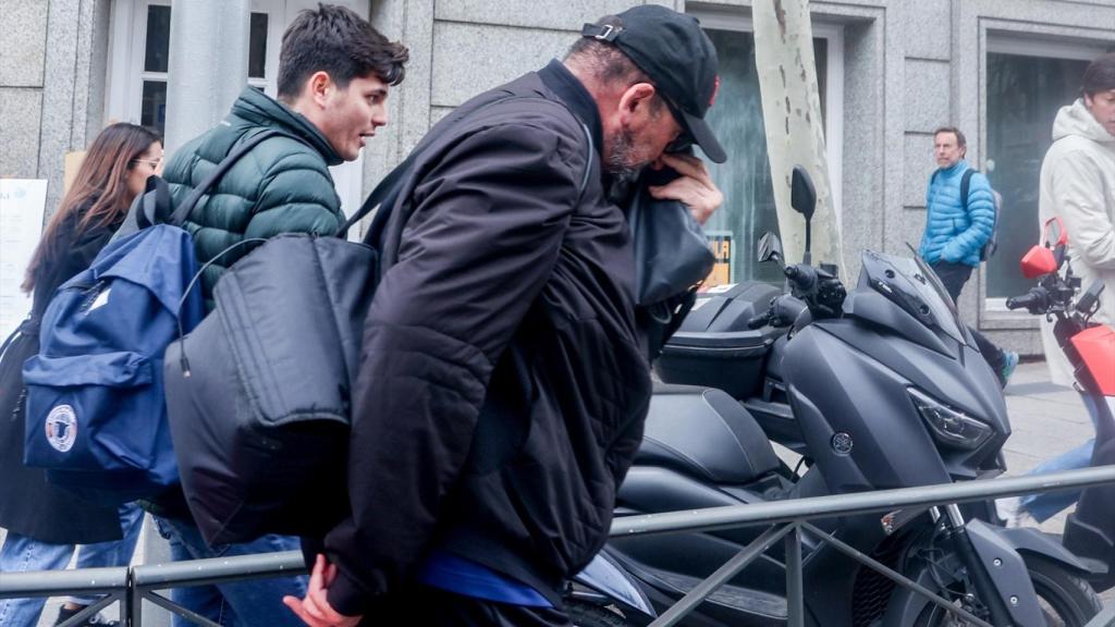 Koldo García oculta su rostro, el jueves, tras negarse a declarar ante el juez de la Audiencia Nacional Ismael Moreno.