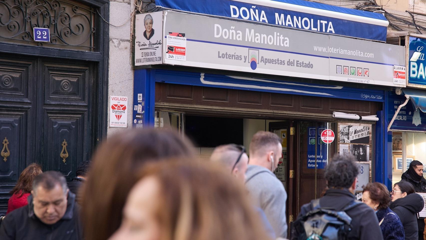 Decenas de personas hacen cola en la Administración Doña Manolita.