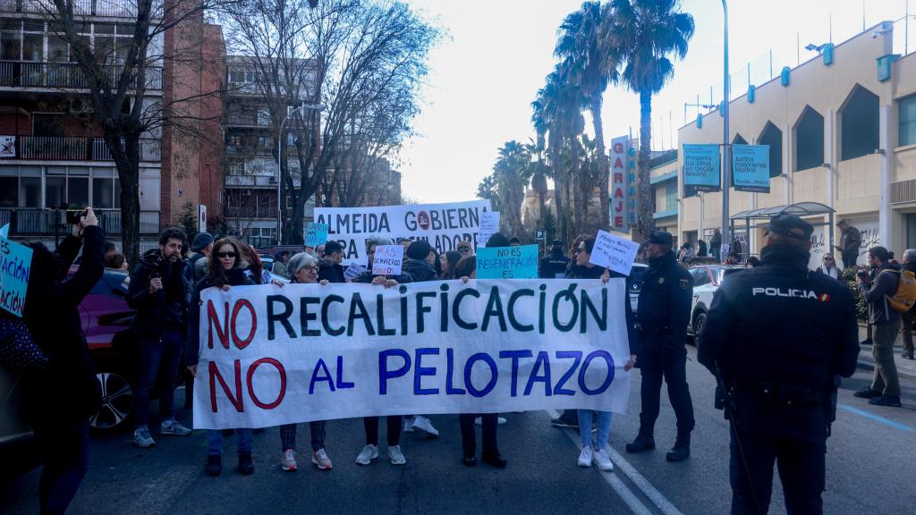 Varias personas protestan durante una manifestación contra la recalificación del Centro Comercial de la Ermita del Santo, a 24 de febrero de 2024