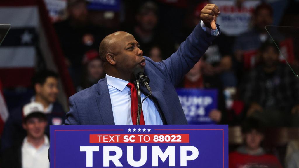 El senador Tim Scott habla en un acto de campaña de Donald Trump, en Carolina del Sur.