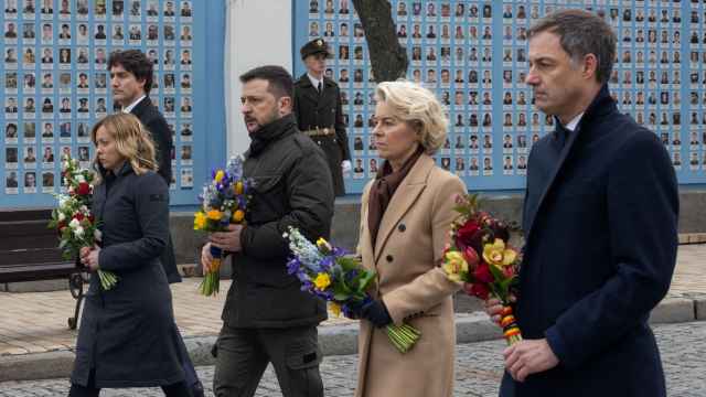 (I-D) Trudeau, Meloni, Zelenski, Von der Leyen y De Croo en la ofrenda floral por los dos años de guerra en Ucrania