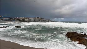 La playa de Riazor durante el temporal este viernes