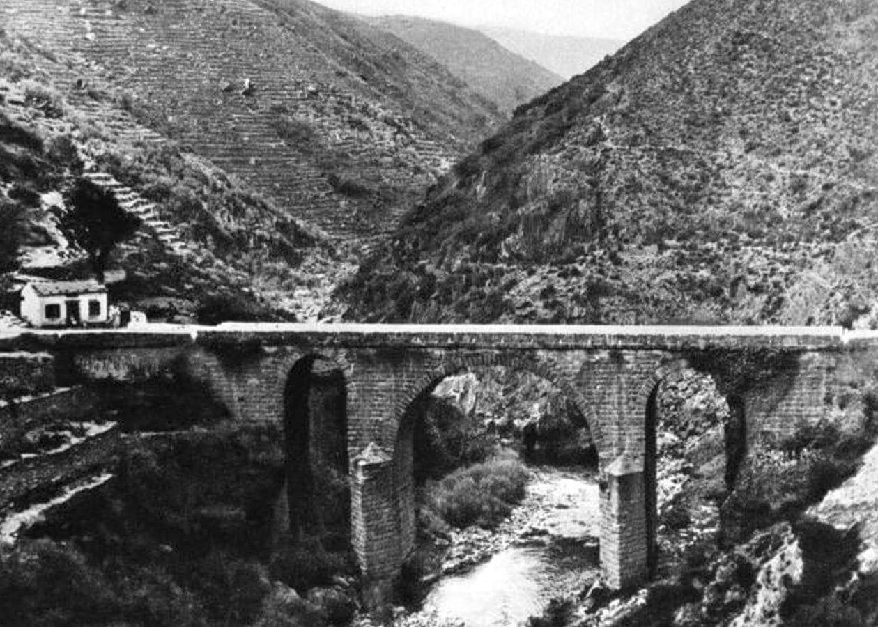 Foto antigua del Puente Bibei, Ourense. Foto: Alarmy