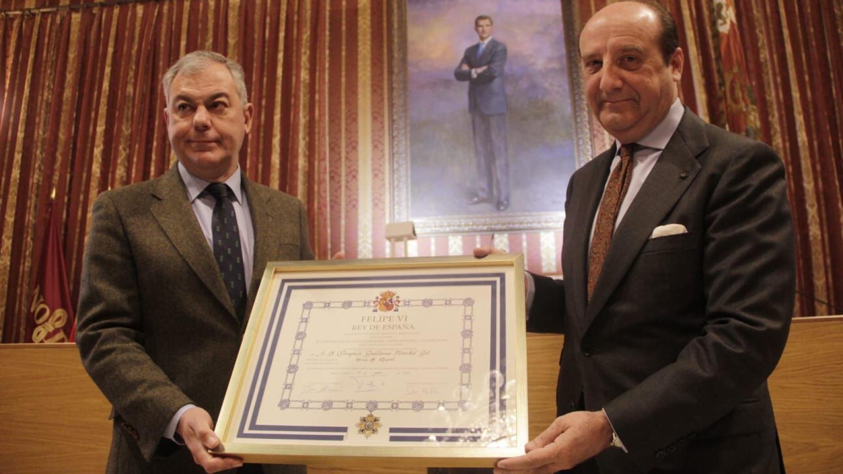 Joaquín Moeckel recibe de manos del alcalde, José Luis Sanz, la distinción.