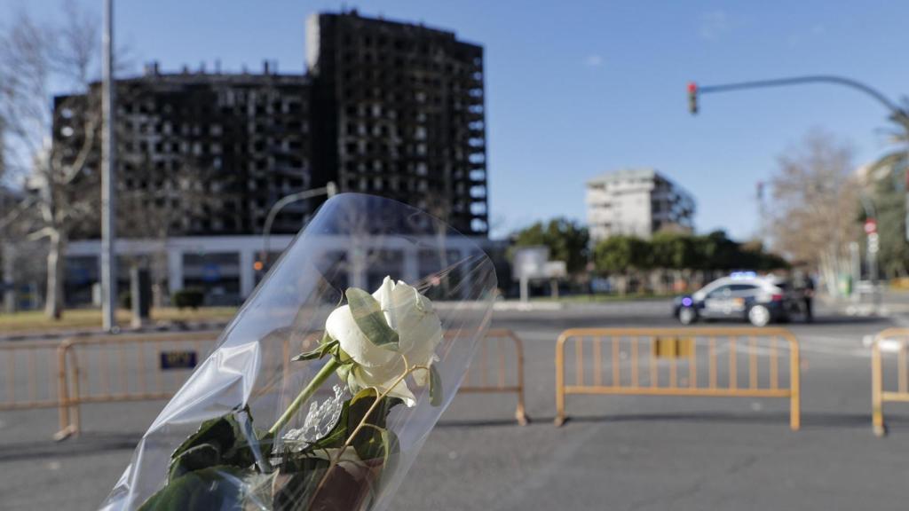 Una rosa ante el edificio incendiado en el barrio de Campanar de Valencia
