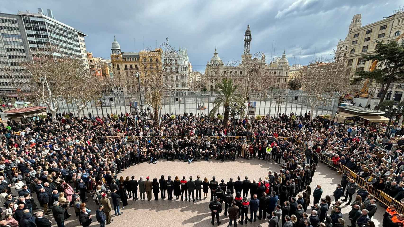 Cientos de valencianos asisten al minuto de silencio este sábado en Valencia. EE