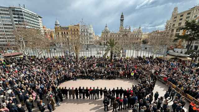 Cientos de valencianos asisten al minuto de silencio este sábado en Valencia. EE