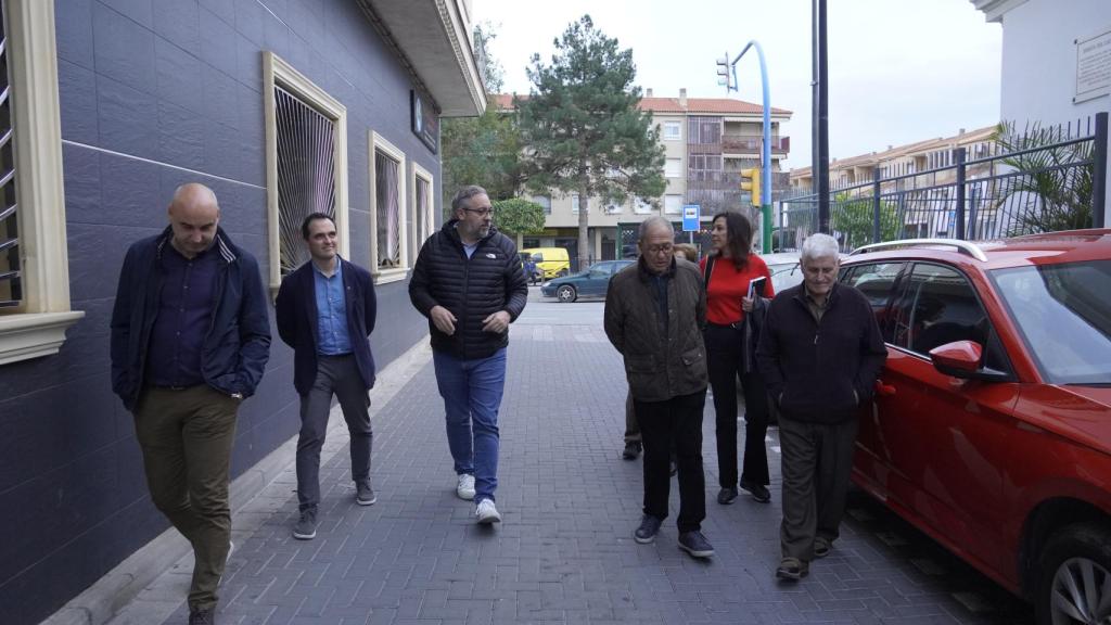El alcalde Santomera, Víctor Manuel Martínez (centro), pasea por la calle que se cerrará al tráfico junto a la concejala de Comercio, Patricia García, el concejal de Movilidad, José Antonio Martínez, el responsable del Plan de Movilidad, Alfredo Pérez y varios vecinos y comerciantes.