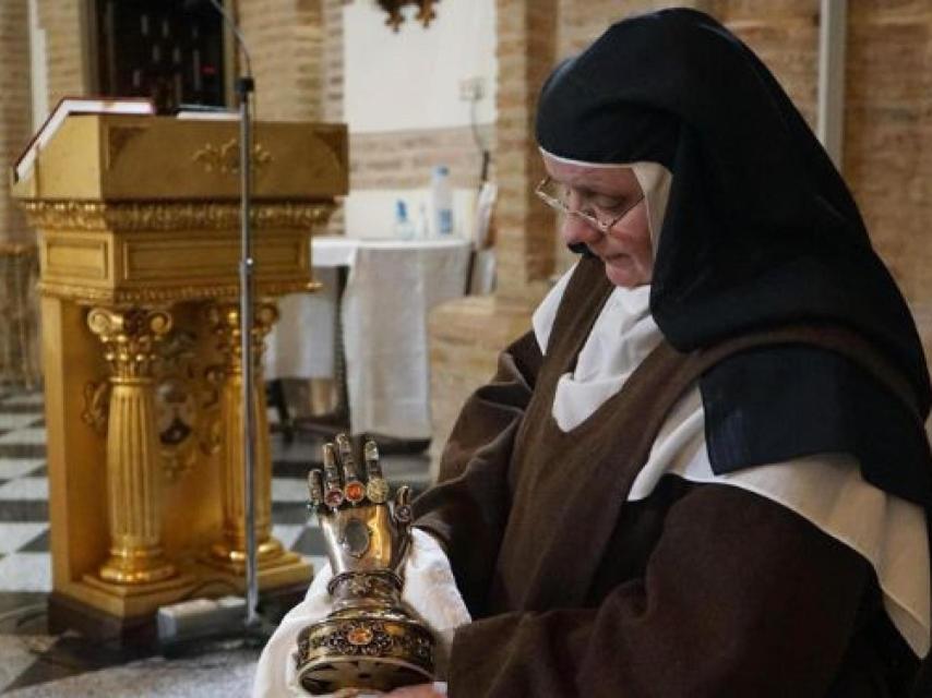 Una de las hermanas que custodian la mano de Santa Teresa de Jesús.