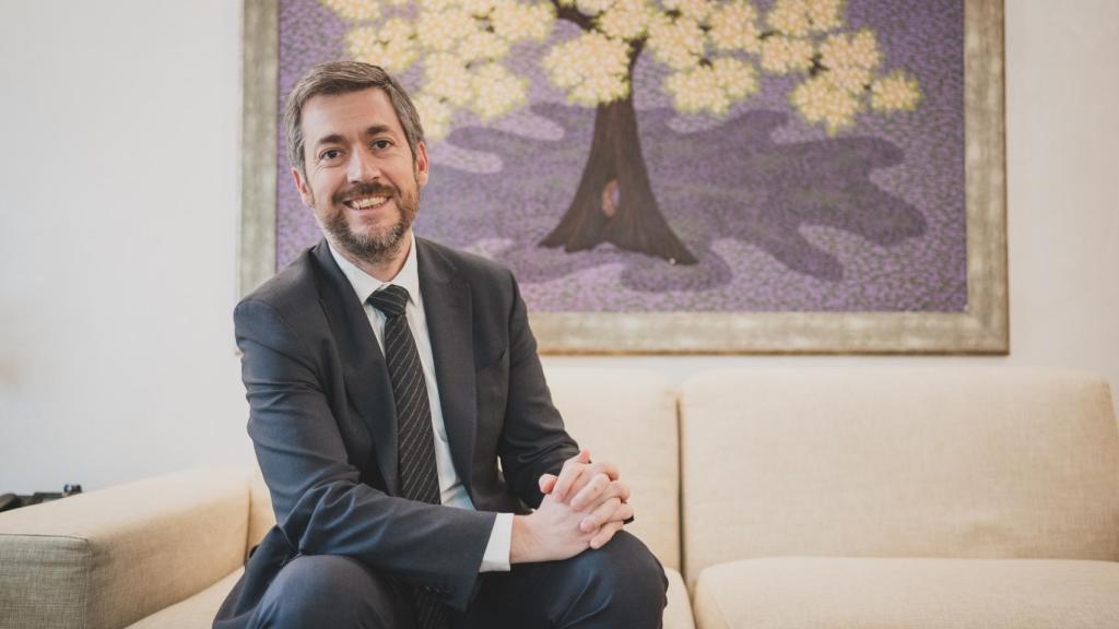 Desde su despacho, en la calle Postas, el consejero trabaja las tres ramas de la Administración regional que le toca coordinar.