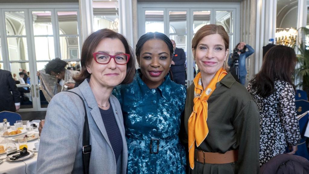 La portavoz del PSOE en el Senado, Eva Granados, junto a Benedicta Lasi y la secretaria de Política Internacional del PSOE, Hana Jalloul,  el 3 de febrero de 2023 en Madrid.