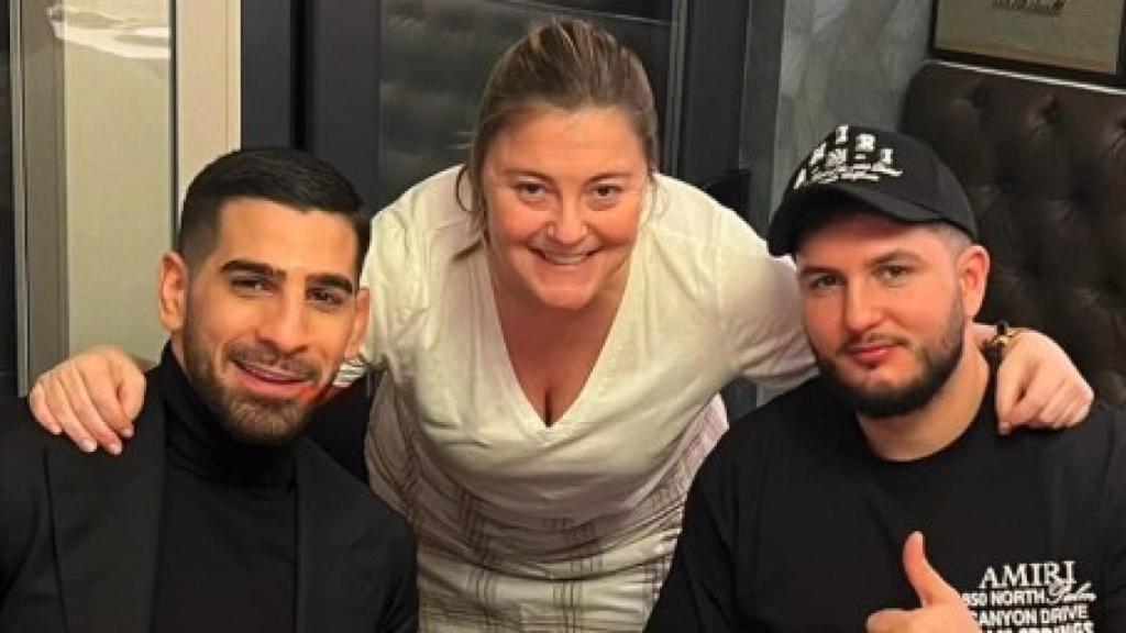 Ilia Topuria junto a Omar Montes y María Ángeles Pérez, ‘Cuchy’.