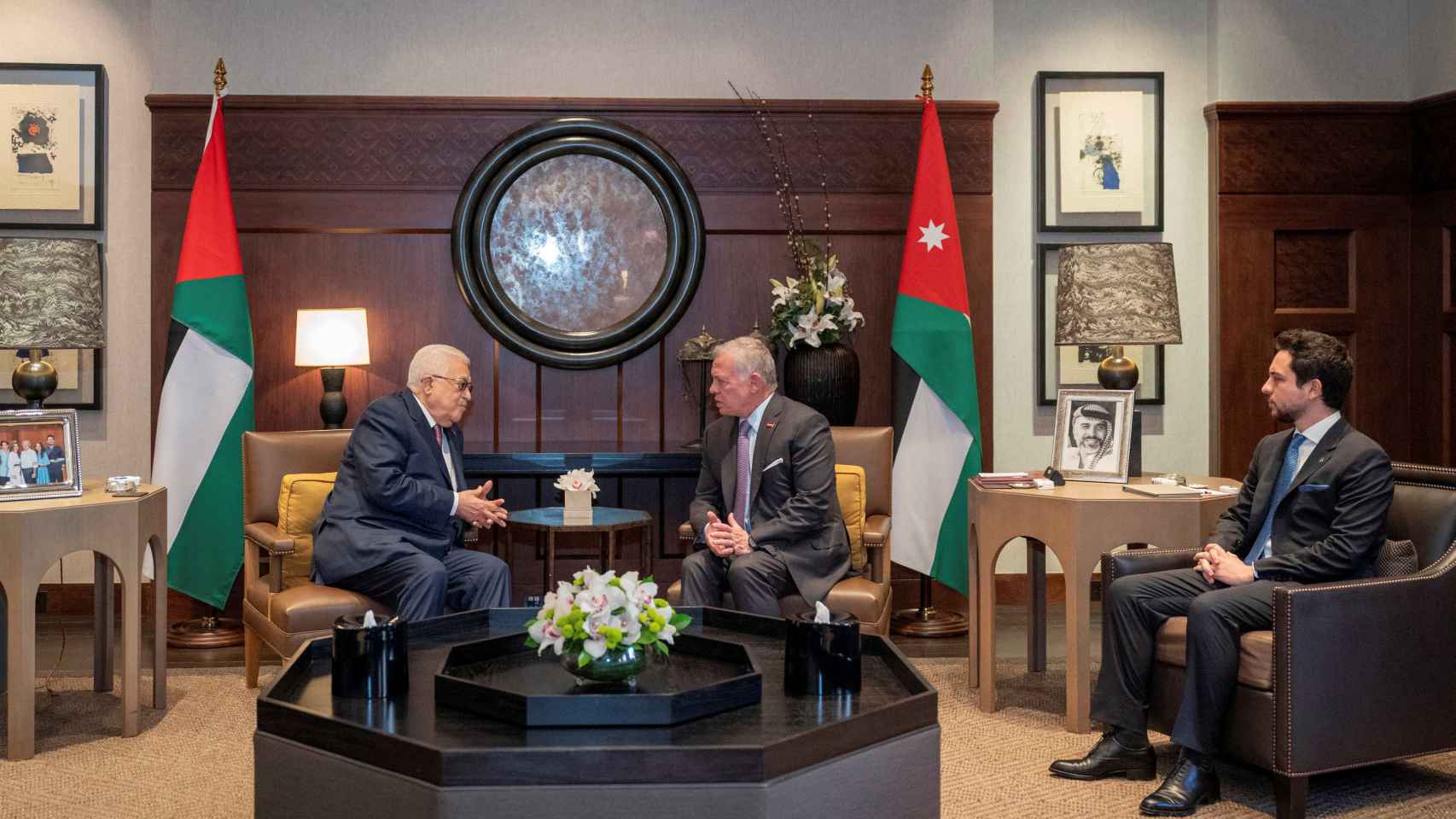 El rey Abdullah II de Jordania y el príncipe heredero Hussein se reúnen con el presidente palestino Mahmoud Abbas, en Ammán, Jordania, el 25 de febrero de 2024.