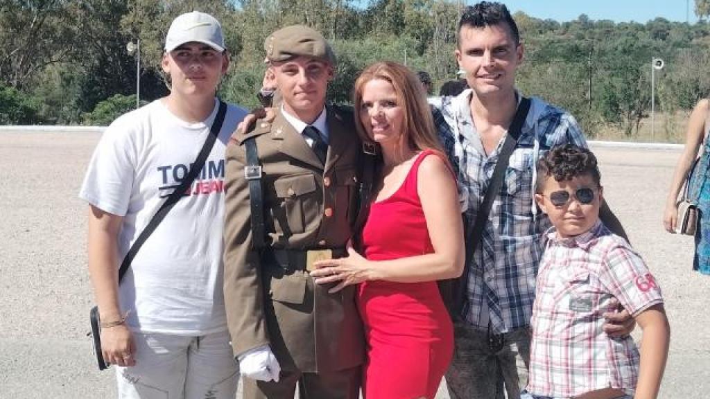 Adrián junto a su hermano pequeño Antonio en su jura en el Ejército de Tierra en Cáceres.