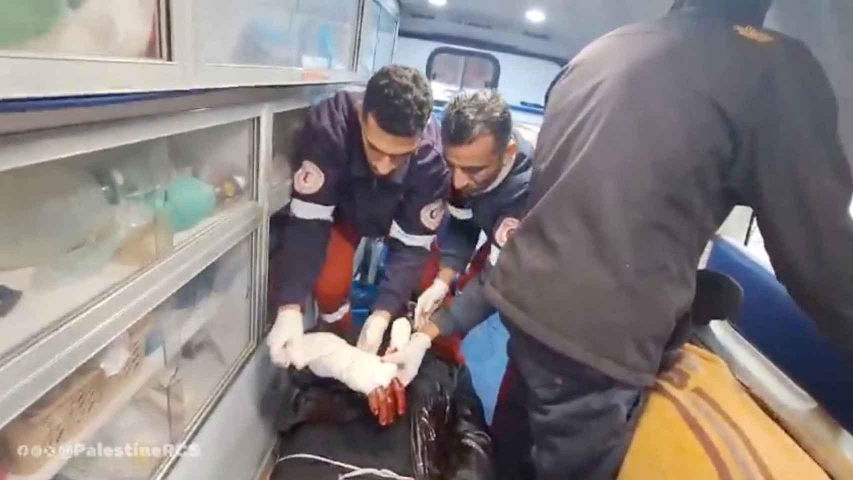 La Media Luna Roja atiende a un palestino herido durante los ataques de las FDI en la Franja.