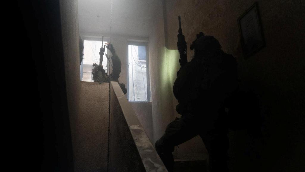 Soldados israelíes participan en una operación terrestre en Gaza.