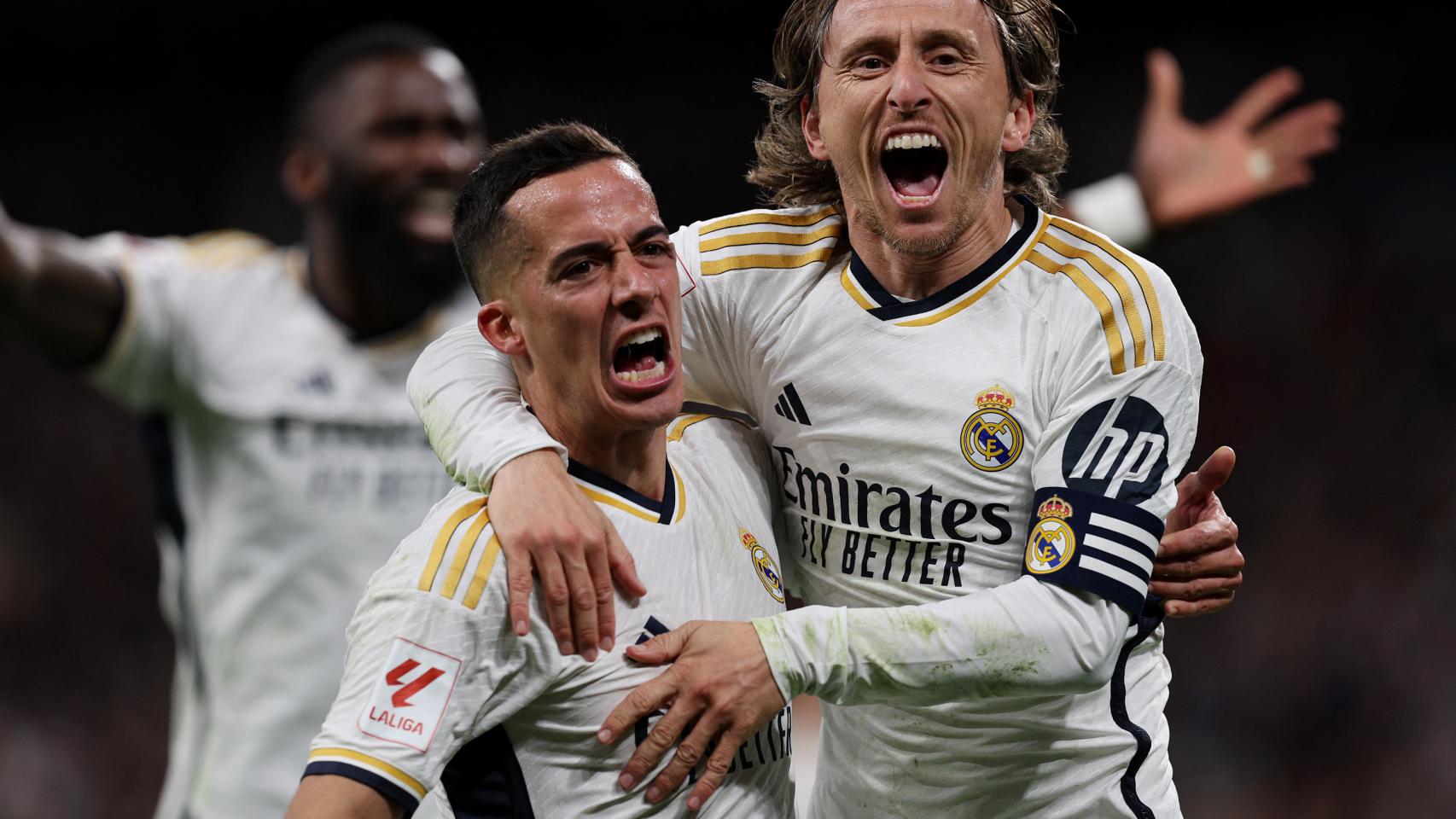 Modric y Lucas Vázquez celebran el gol del croata ante el Sevilla.