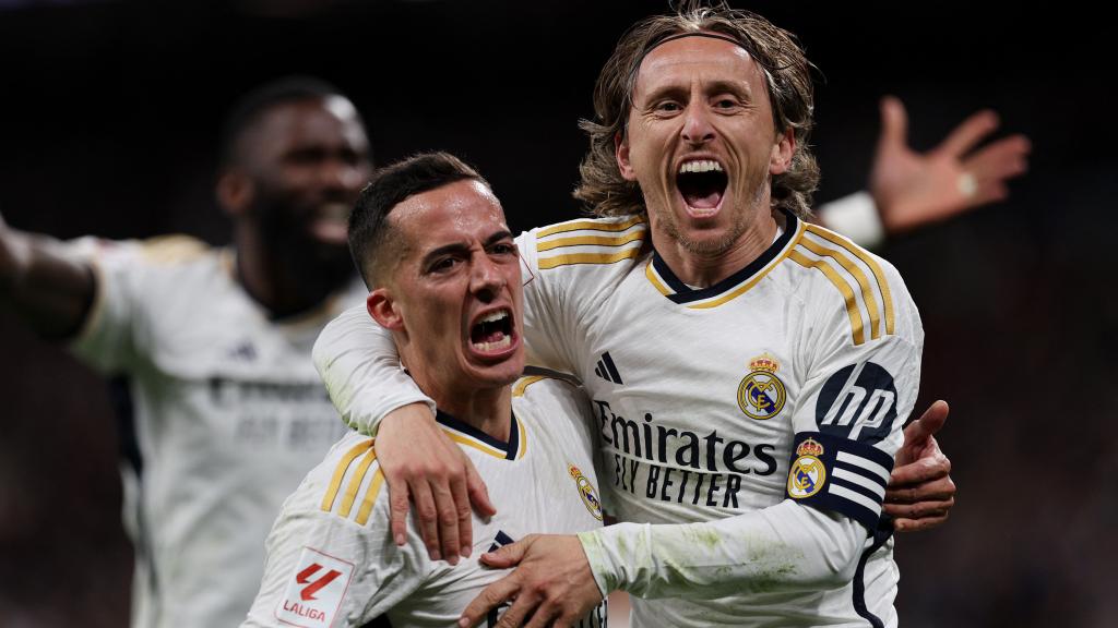 Modric y Lucas Vázquez celebran el gol del croata ante el Sevilla.