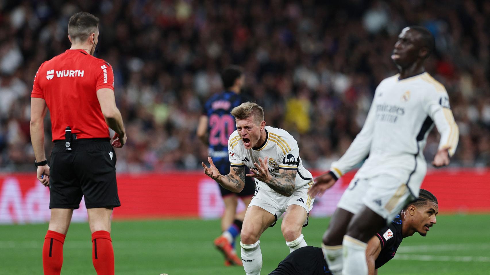 Kroos se enfada con el árbitro Díaz de Mera durante el Real Madrid - Sevilla