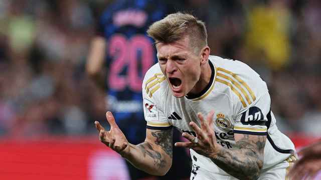 Kroos se enfada con el árbitro Díaz de Mera durante el Real Madrid - Sevilla