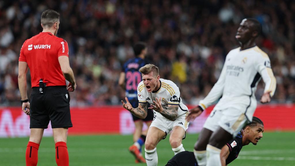 Kroos se enfada con el árbitro Díaz de Mera durante el Real Madrid - Sevilla