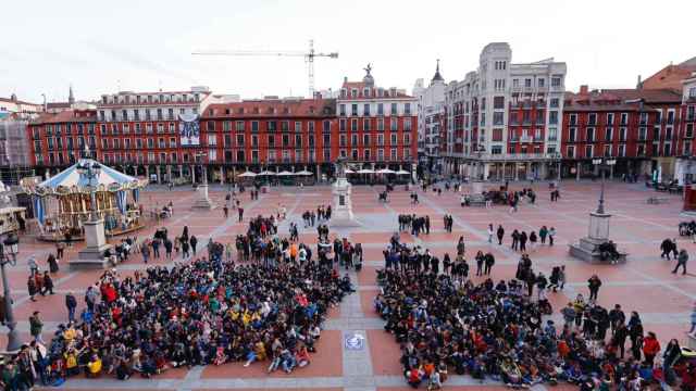 Cientos de scouts se reúnen en la Plaza Mayor de Valladolid