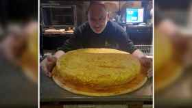 Matías Villaverde con su enorme tortilla de más de 30 kilogramos en la Taberna de la Abuela Concha
