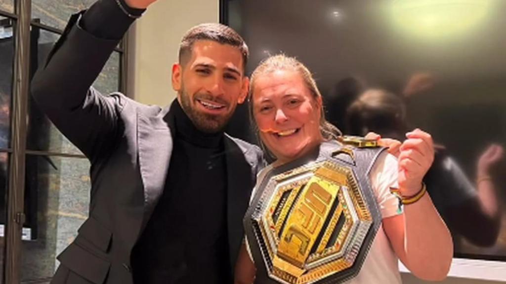 Ilia Topuria junto a María Ángeles Pérez, ‘Cuchy’, la dueña del restaurante 'Babero'.