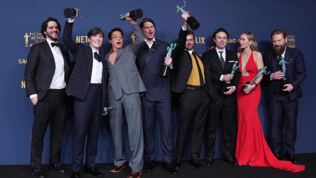 Benny Safdie, Cillian Murphy, Robert Downey Jr., Josh Hartnett, Alden Ehrenreich, Casey Affleck, Emily Blunt y Kenneth Branagh, el premiado elenco de 'Oppenheimer'. Foto: EFE/EPA/ALLISON DINNER