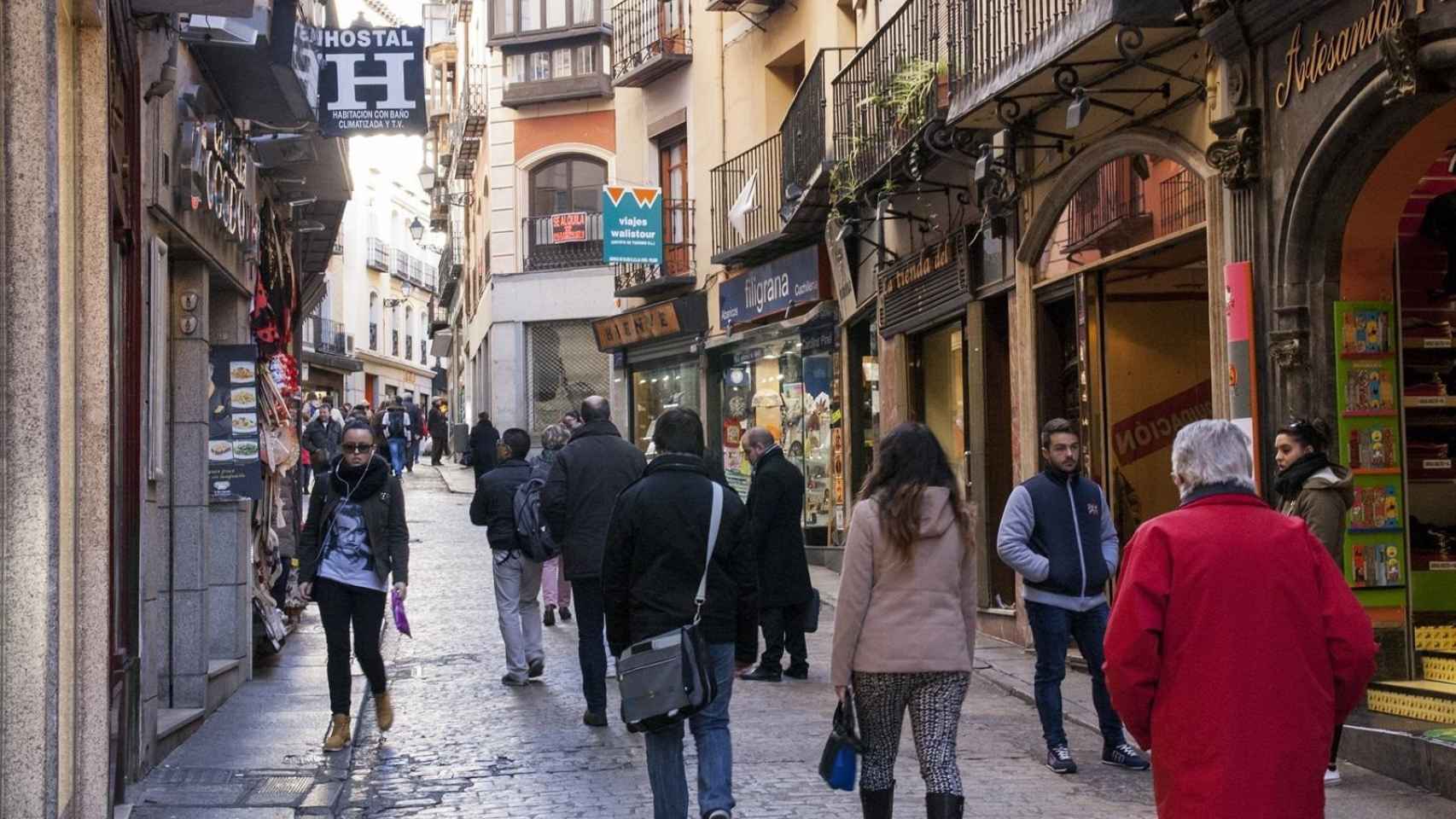 Gente en una calle de Toledo. Imagen de archivo