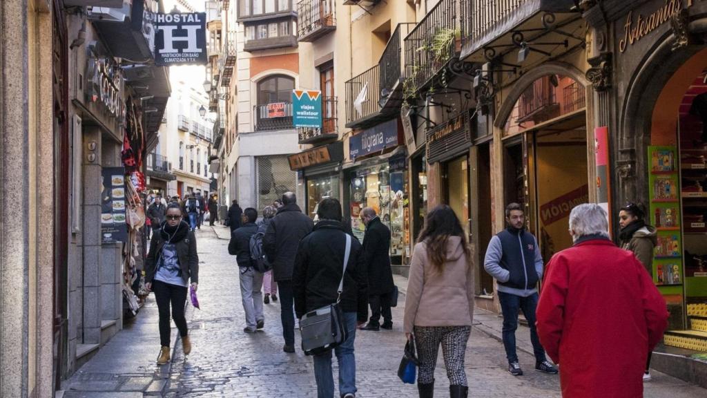 Gente en una calle de Toledo. Imagen de archivo