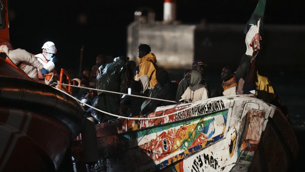 Decenas de personas en un cayuco son rescatadas a 4 de noviembre de 2023, en El Hierro, Islas Canarias.
