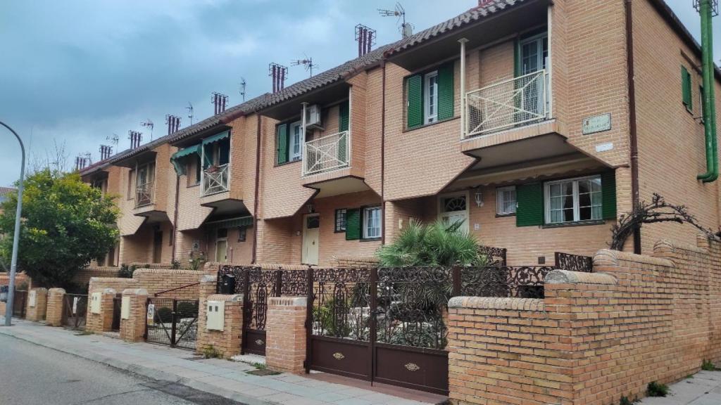 Hilera de adosados en Los Pitufos, en la localidad madrileña de Pinto.