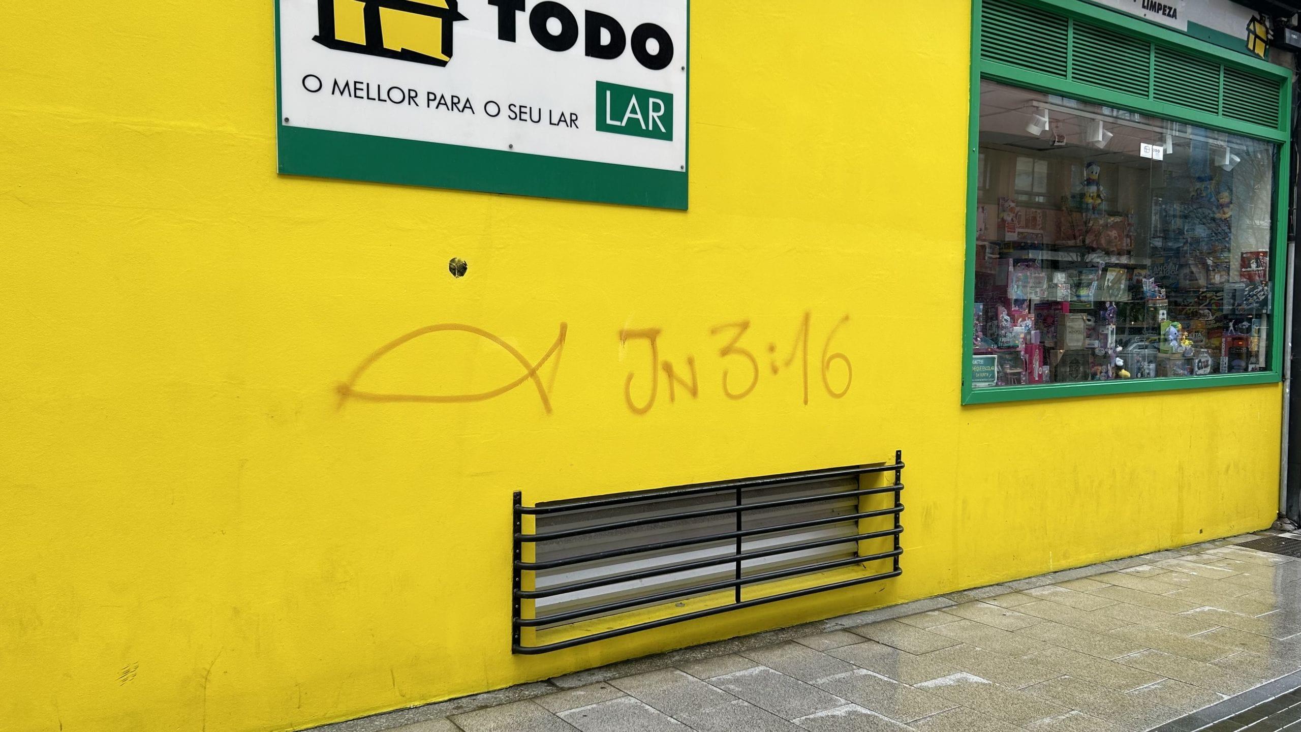 La pintada en otra de las fachadas de la plaza (Cedida)