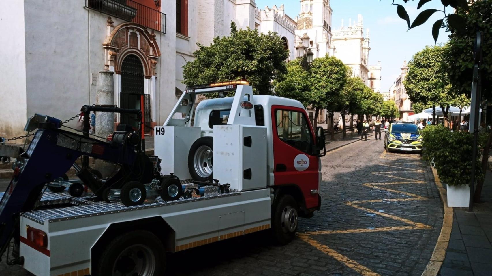 Una grúa de Sevilla en las inmediaciones de la Catedral, en una imagen de archivo.