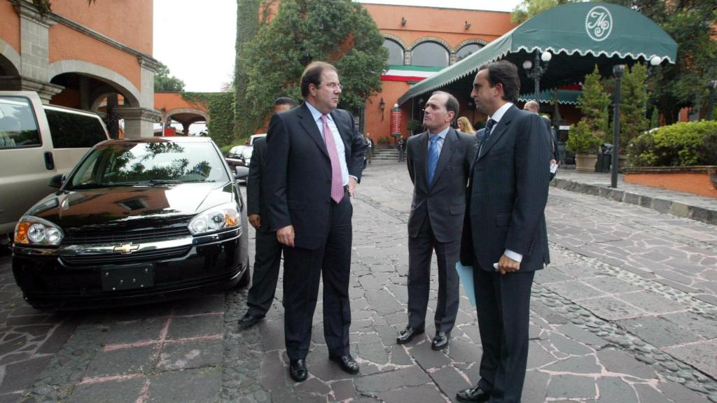 El presidente de la Junta, Juan Vicente Herrera, junto al consejero de Economía, Tomás Villanueva, y el consejero delegado de Excal, Alberto Esgueva, en un viaje a Mexico en 2005