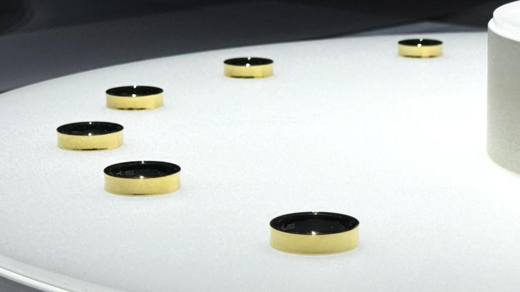 Diferentes tallas del Samsung Galaxy Ring dorado