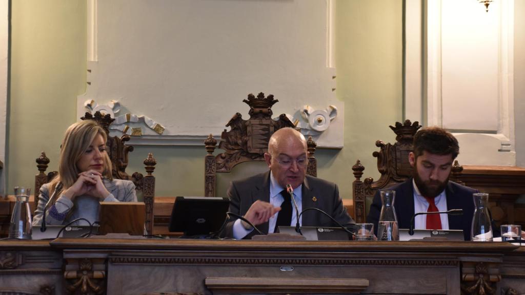 El alcalde de Valladolid, Jesús Julio Carnero, preside el pleno del Ayuntamiento de Valladolid
