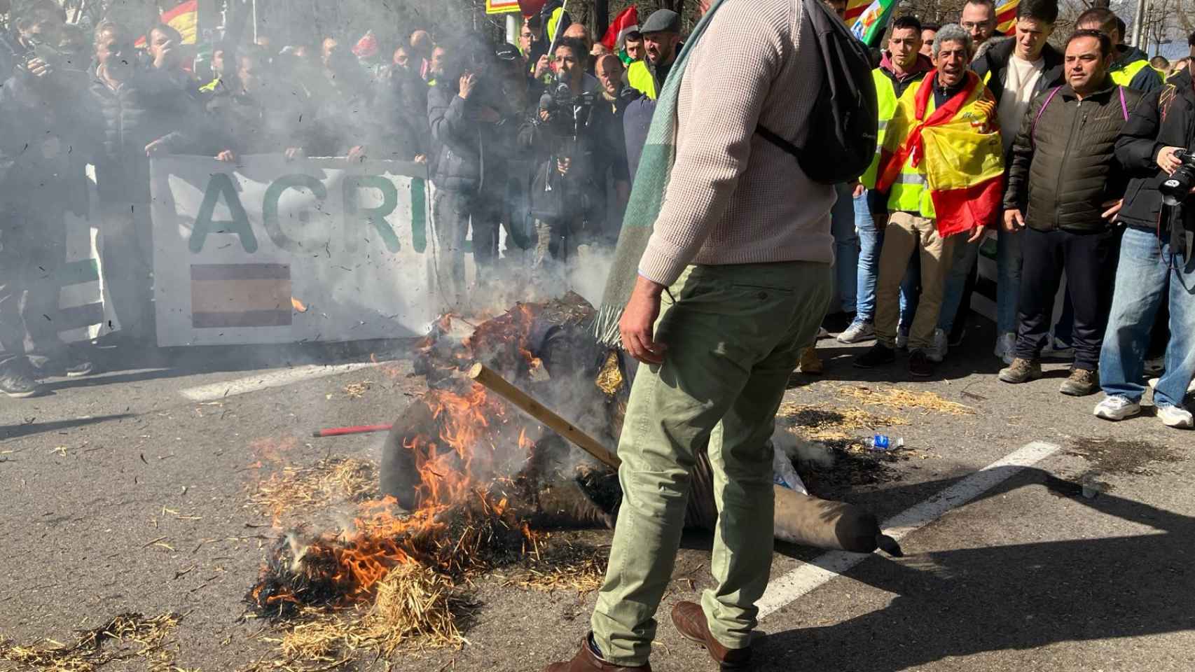Muñecos de paja con las imágenes de Pedro Sánchez y Luis Planas, quemados por los manifestantes