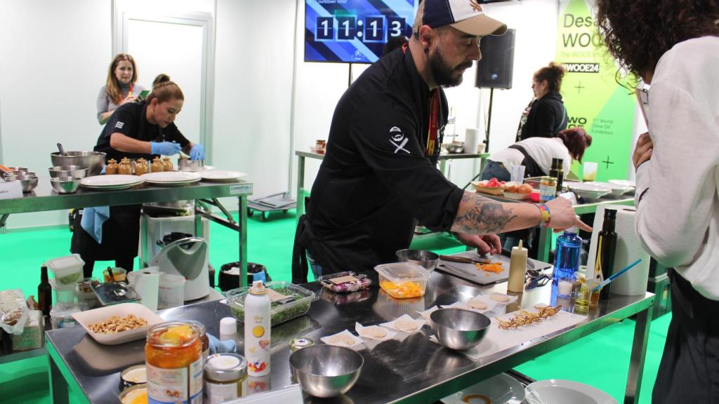 Francisco Javier García elaborando su ensalada.