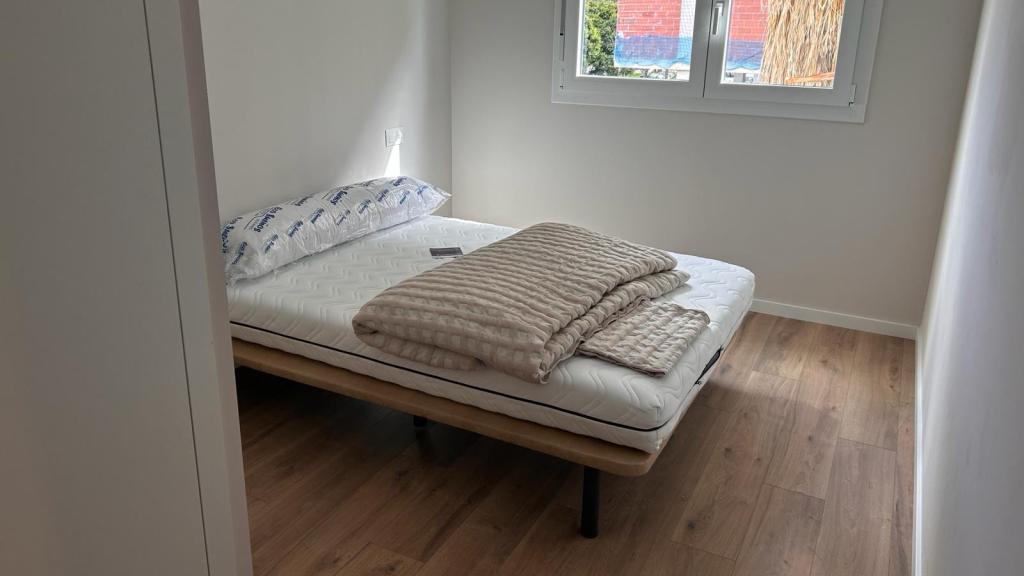 Dormitorio principal de los pisos en los que se realojarán los afectados. EE