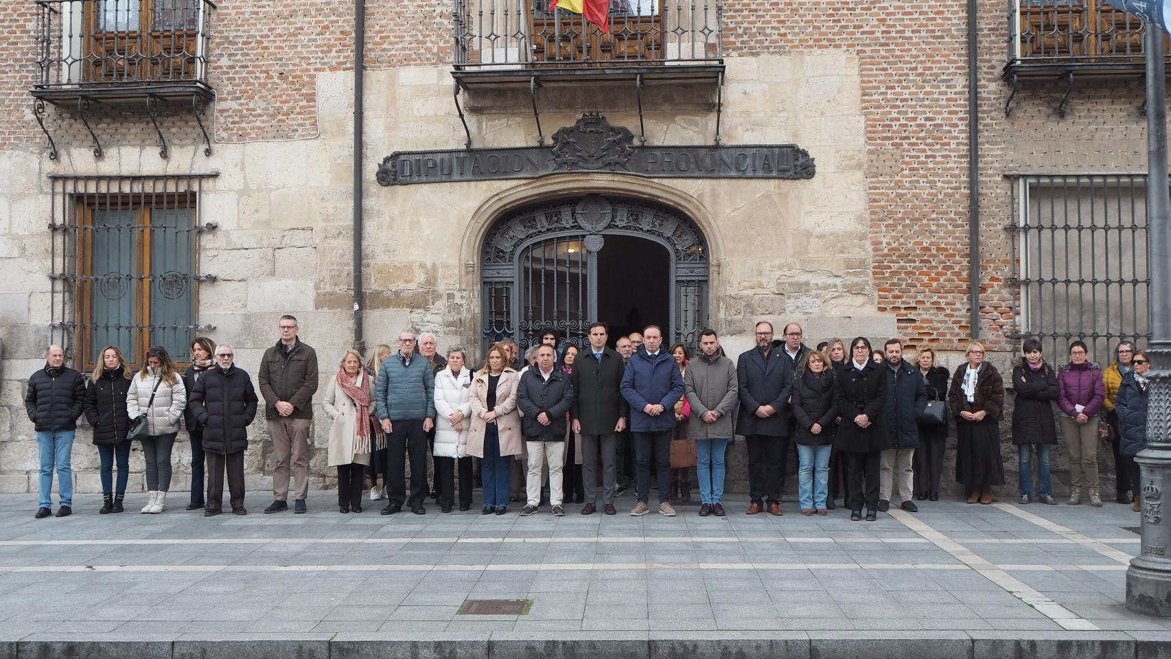Imagen del minuto de silencio celebrado este lunes en la Diputación de Valladolid.