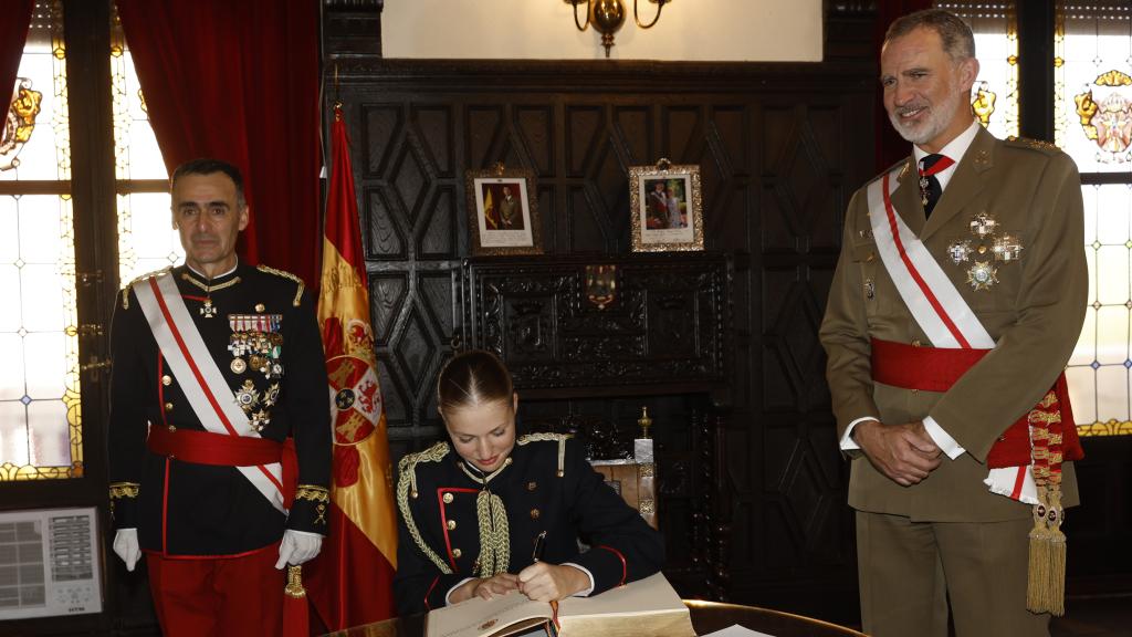 Manuel Pérez López, Felipe VI y Leonor, tras su jura de bandera, el 7 de octubre de 2023.