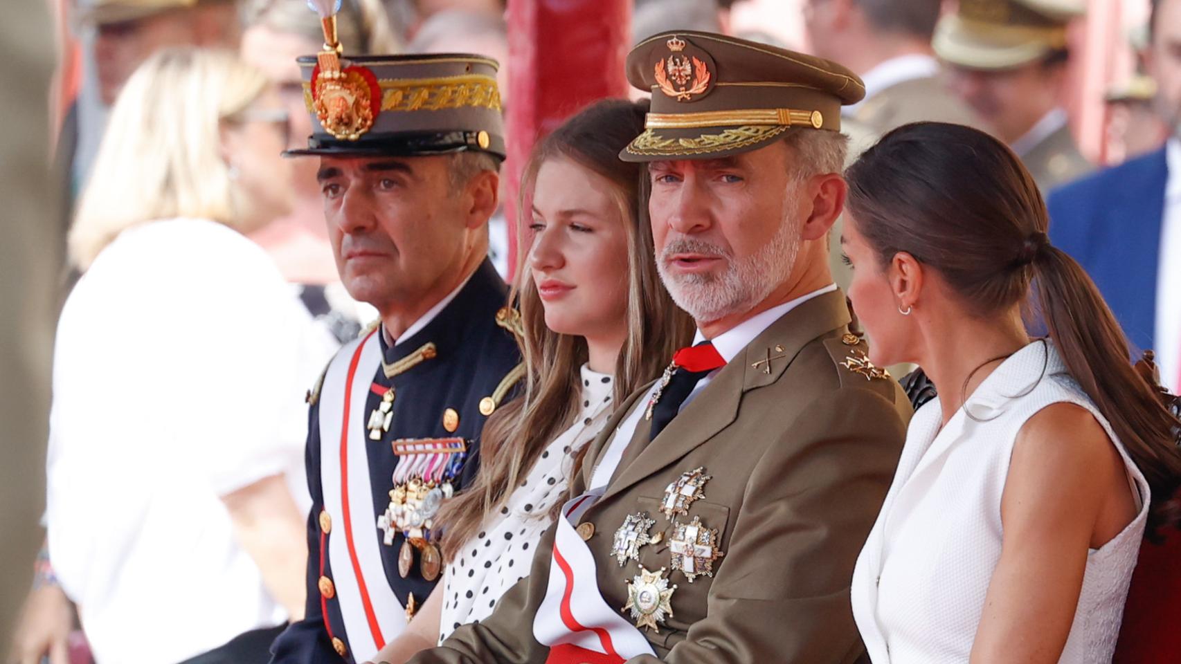Manuel, Leonor, Letizia y Felipe VI, el 7 de julio de 2023, durante la Entrega de Reales Despachos de Empleo de la Academia Militar.