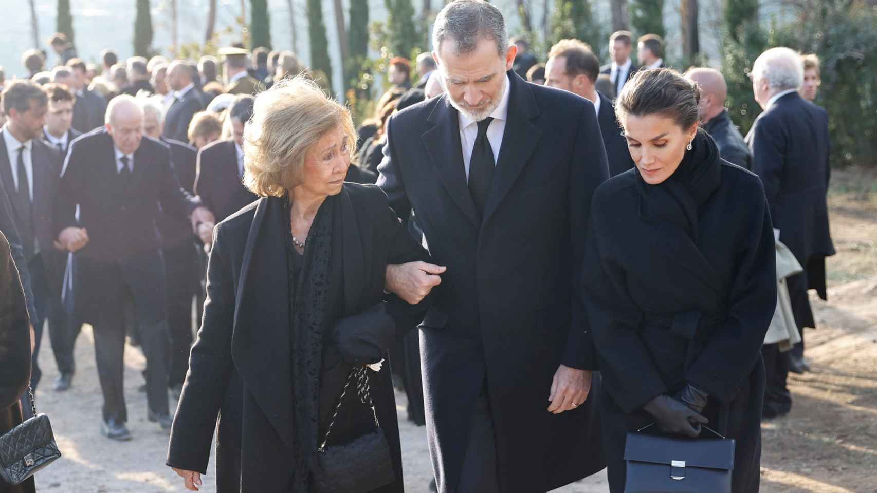 Felipe Vi junto a Sofía y Letizia caminando al cementerio donde fue enterrado Constantino de Grecia. Al fondo, el emérito Juan Carlos.