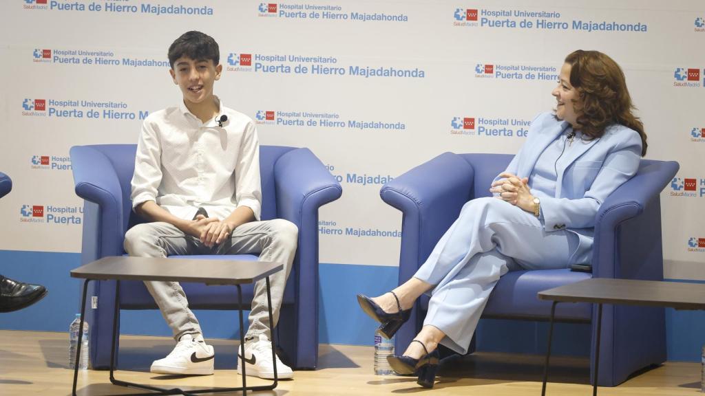 La consejera de Sanidad de la Comunidad de Madrid, Fátima Matute, junto a Jordi, en la presentación del caso de éxito.