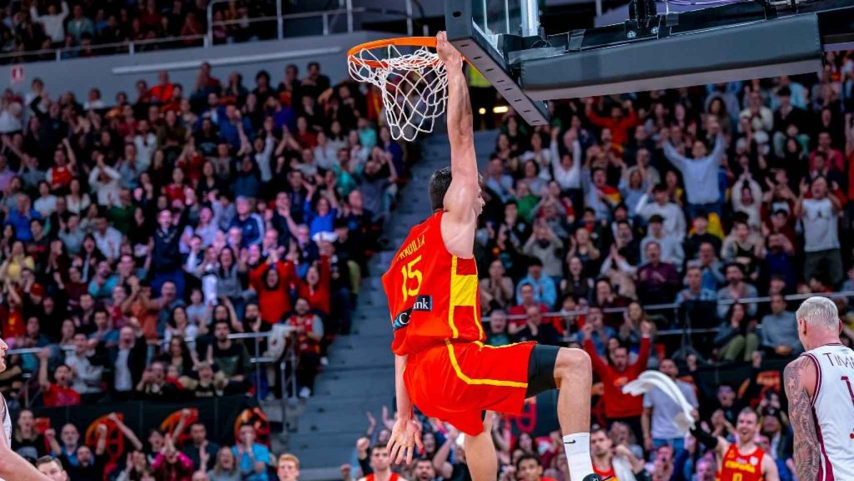Jaime Pradilla realiza un mate durante un partido de la selección española de baloncesto.