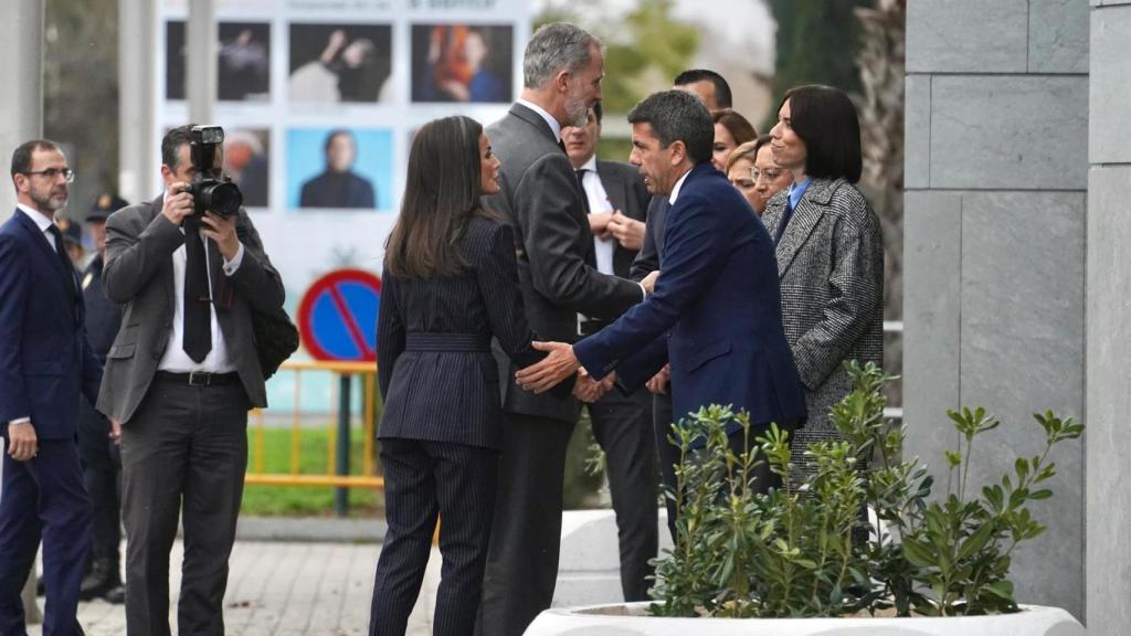Sus Majestades los Reyes recibidos por las autoridades antes de reunirse en Valencia con vecinos afectados por el incendio. Eduardo Manzana / Europa Press