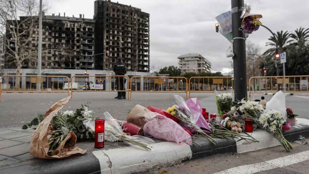 Imagen de la tercera jornada de luto en Valencia por las diez víctimas mortales del incendio de un edificio del barrio de Campanar. Efe / Manuel Bruque